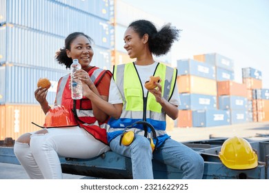 Modularidade Escalável - Trabalhadores africanos em fábrica modular